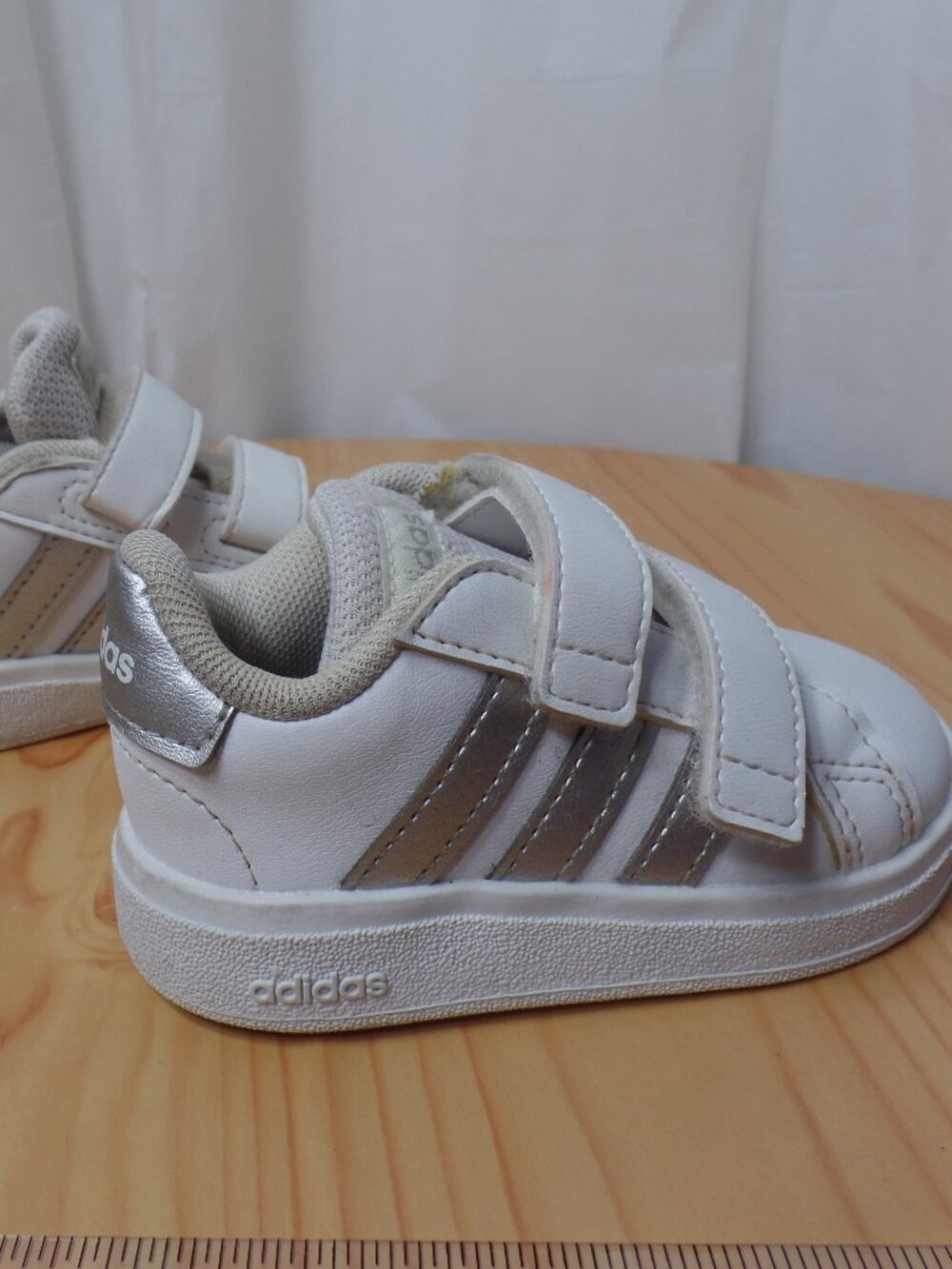 Adidas Grand Court toddler shoes Silver-on-White Size 4k